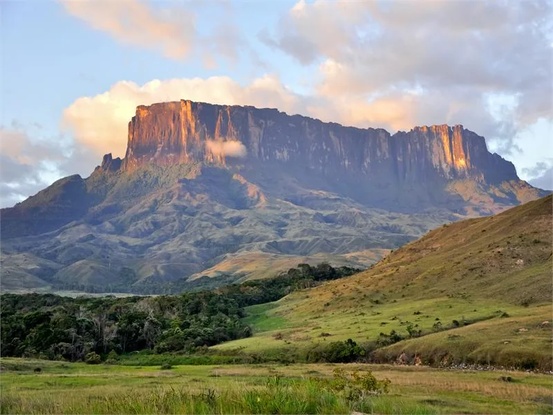 Gran_S-Kukenan_Tepuy_at_Sunset.jpg