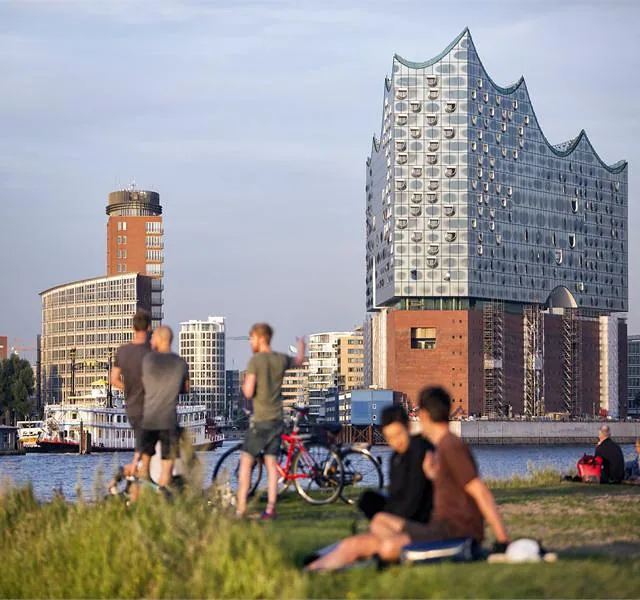 Suedwestansicht_der_Elbphilharmonie_am_Tag_Raetzke_150826.jpg