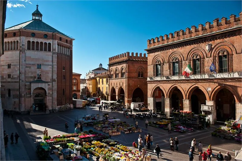 cremona_piazza_del_comune_DSC_5435.jpg