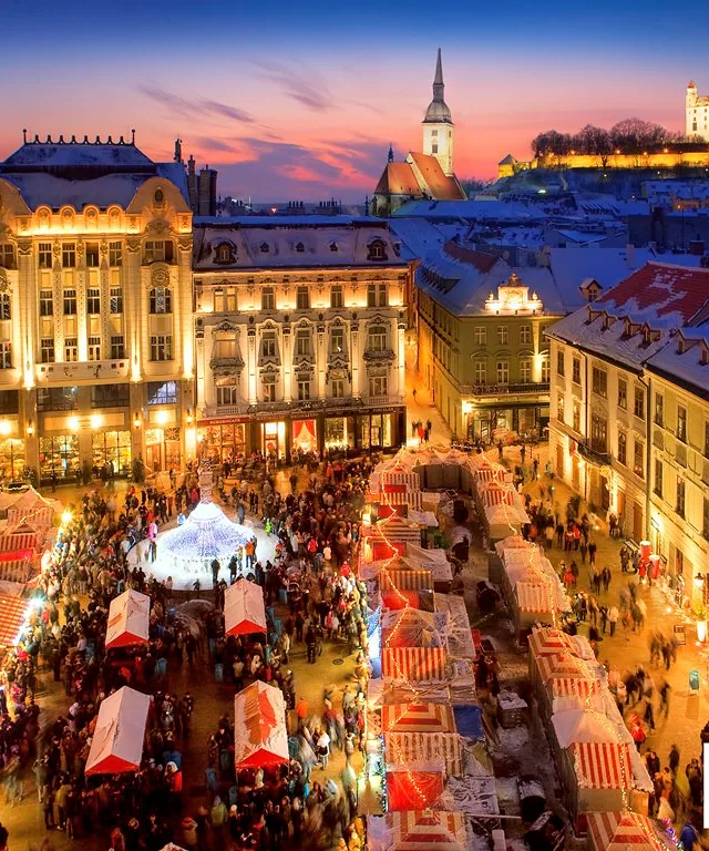 Slowacja Bratyslawa Jarmark Bozonarodzeniowy na Rynku Glownym