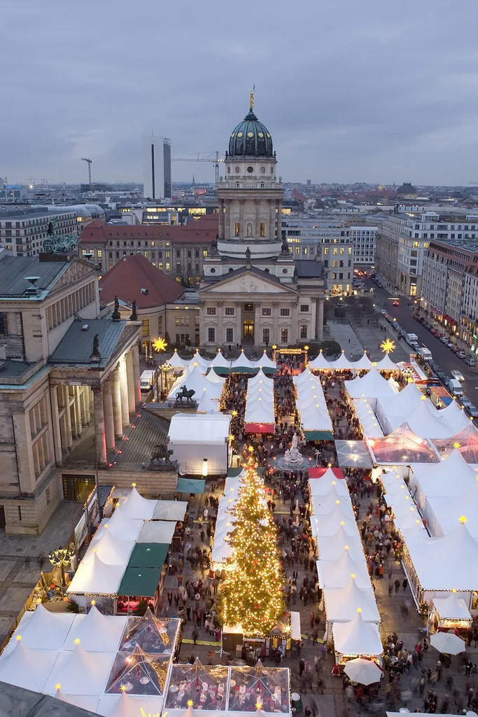 Berlin Weihnachtsmarkt am Gendarmenmarkt visitBerlin Fot. Wolfgang Scholvien