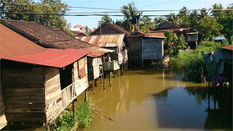 Domki na palach na rzece Tonle Sap
