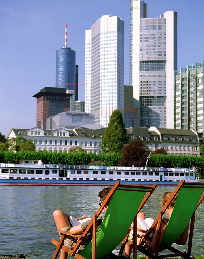 FRA 10 Mainufer Skyline