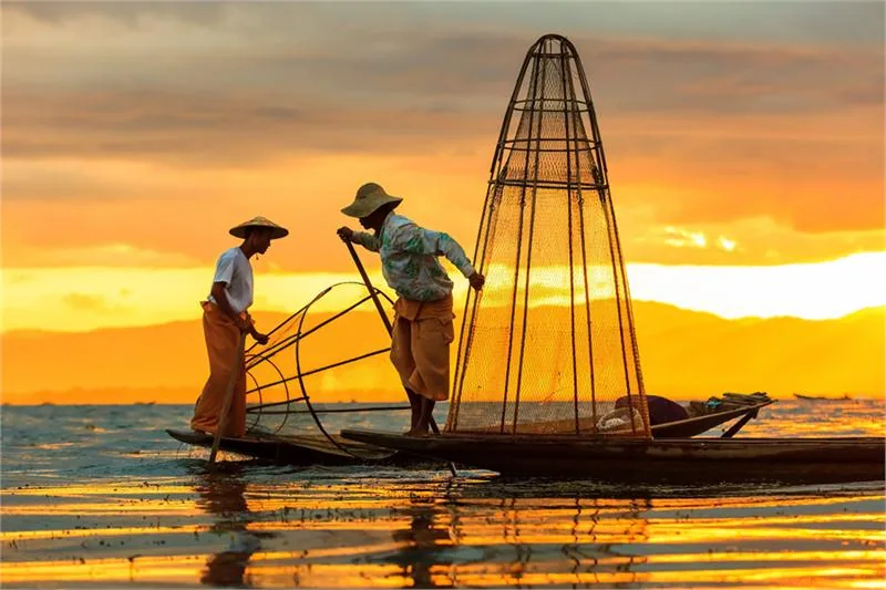 shutterstock 177900569 - Fishermen at Inle Lake