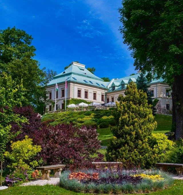 Mandala przed Pałacem Odrowążów