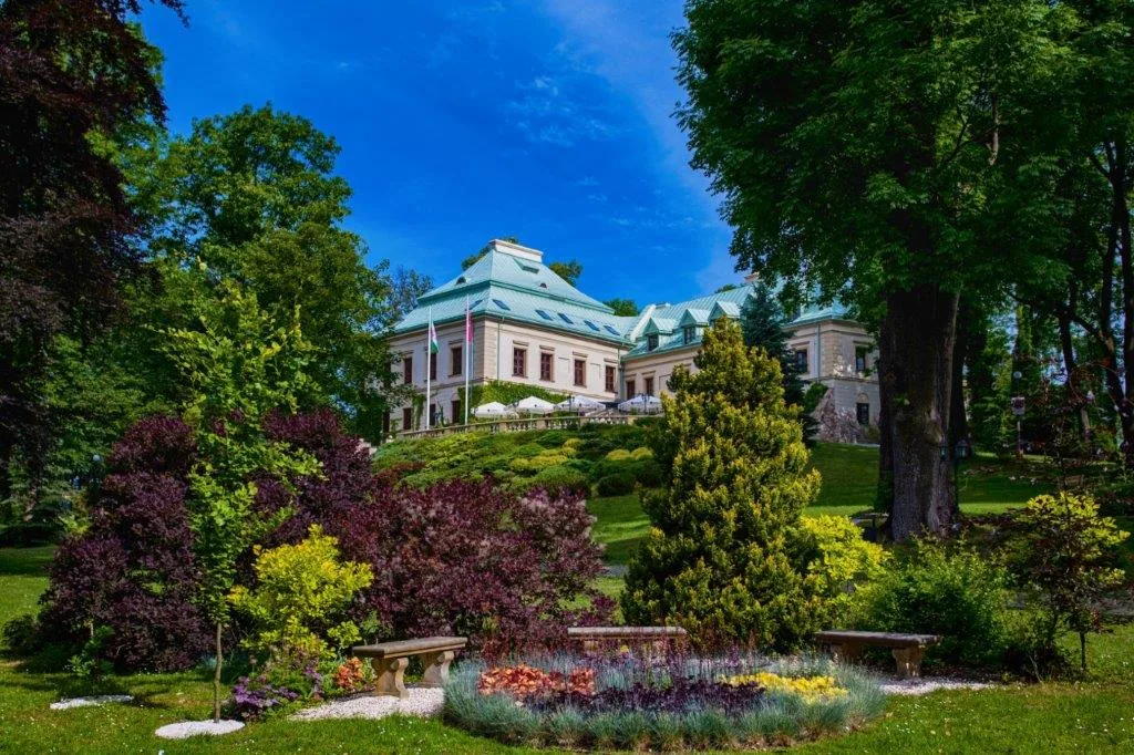 Mandala przed Pałacem Odrowążów