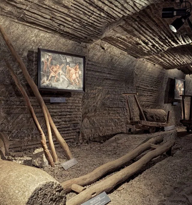 05 Fragment stałej ekspozycji Muzeum Zup Krakowskich Wieliczka z obrazami Alfonsa Długosza fot. B. Papiez