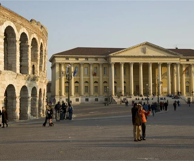 Verona Piazza Bra di fronte il municipio e a destra l arena