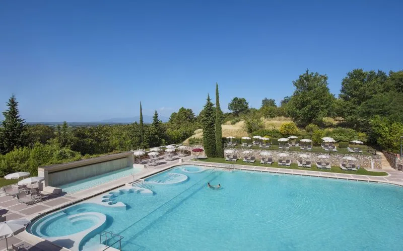 Basen termalny w eleganckim resorcie Grotta Giust © ITALIAN HOSPITALITY COLLECTION