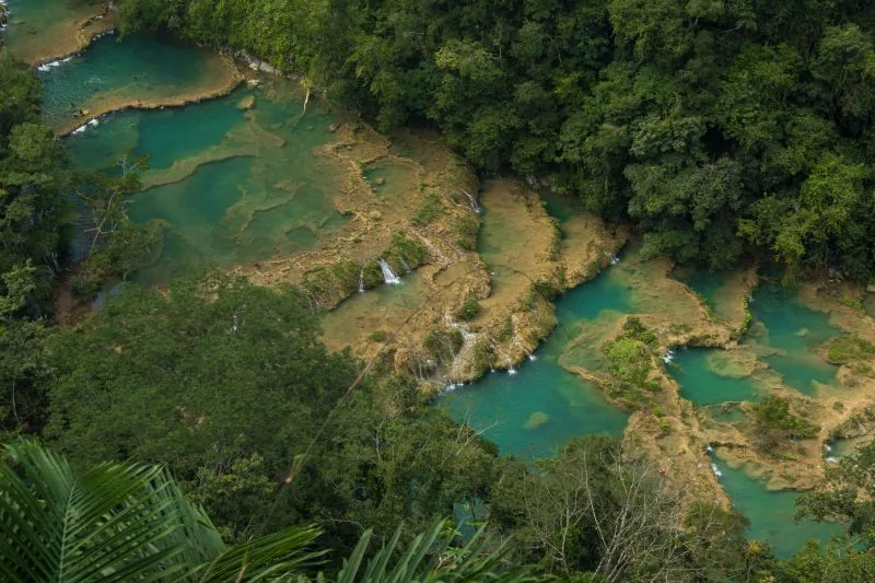 Naturalne turkusowe baseny tworzące niezwykły wodospad Semuc Champey ©© JACEK ŚLEDZIŃSKI/WWW.SLEDZNAS.PL