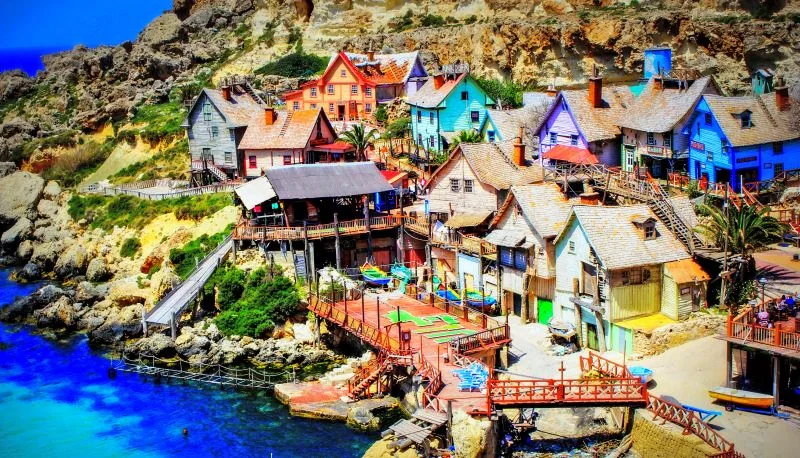 Popeye Village – wioska złożona z 19 budynków © VIEWINGMALTA.COM/SEREN OZCAN