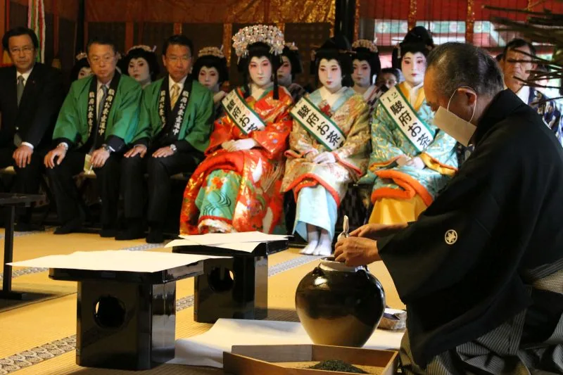 Uroczysta ceremonia przyrządzania herbaty w specjalnym pawilonie w ogrodzie ©© SHIZUOKA CITY/JNT