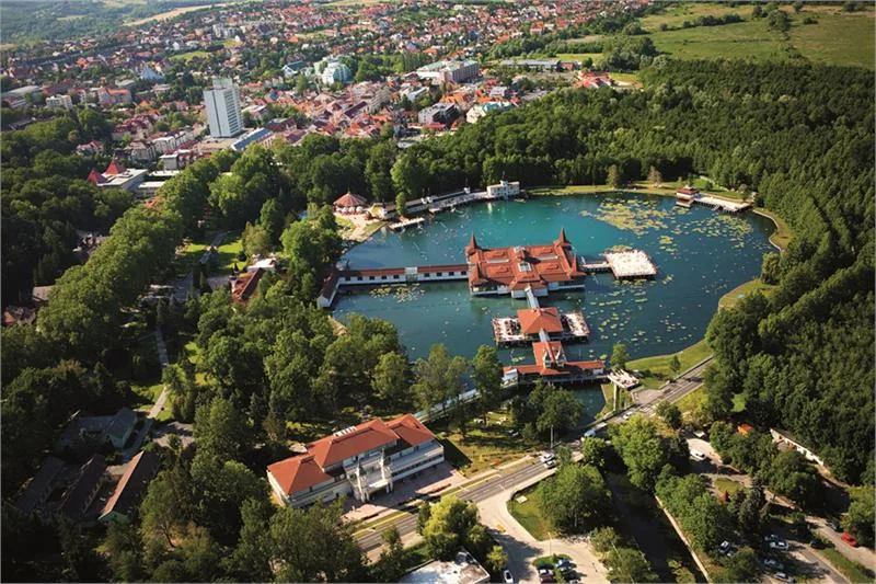 Hévíz, największe na świecie dostępne dla kąpielowiczów naturalne jezioro termalne © HÉVÍZI TURISZTIKAI NONPROFIT KFT.
