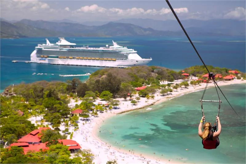 Tyrolka w Labadee, prywatnym kurorcie Royal Caribbean Cruises Ltd. na północy Haiti © ROYAL CARIBBEAN CRUISES LTD.