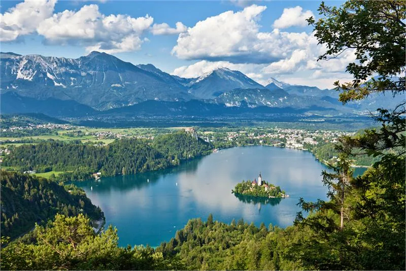 Wysepka na jeziorze Bled w Alpach Julijskich © JOST GANTAR/WWW.SLOVENIA.INFO