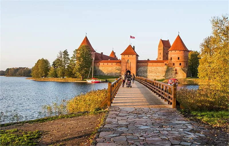 Most prowadzący do średniowiecznego zamku na wyspie na jeziorze Galwe w Trokach © TRAKŲ TURIZMO IR INFORMACIJOS CENTRAS
