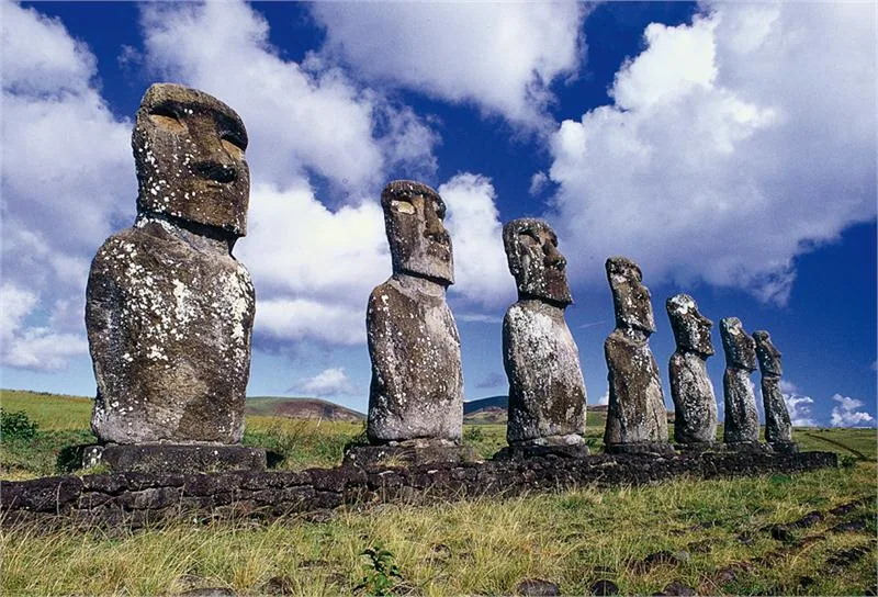 Wyspa Wielkanocna słynie z tajemniczych posągów moai z tufu wulkanicznego ©BANCO DE IMÁGENES SERNATUR