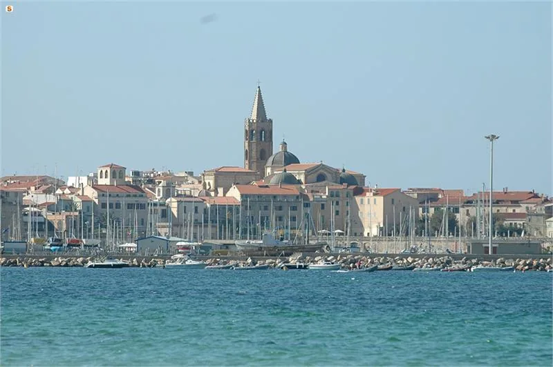 Zabytkowe Alghero podziwiane od strony morza © UFFICIO STAMPA DELLA REGIONE AUTONOMA DELLA SARDEGNA