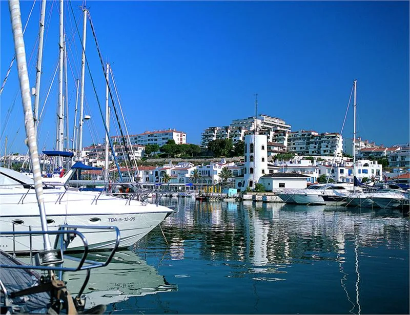 W kurorcie Sitges znajdują się aż trzy mariny – Port Ginesta, Garraf i Aiguadolç © FELIPE J. ALCOCEBA/AGÈNCIA CATALANA DE TURISME