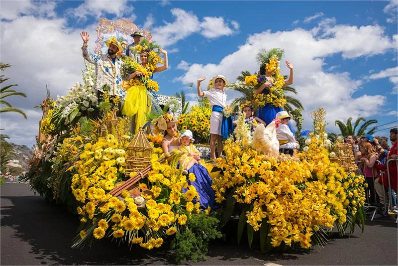 Wiosenna Festa da Flor na Maderze – ozdobione kwiatami platformy na paradzie © TURISMO DA MADEIRA/FRANCISCO CORREIA