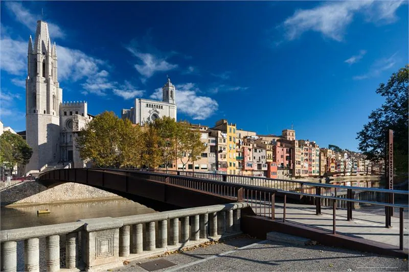 Pieszy most św. Feliksa łączący brzegi rzeki Onyar w pełnej cennych zabytków Gironie © ÀLEX TREMPS/COSTA BRAVA GIRONA TOURISM BOARD IMAGE ARCHIVE