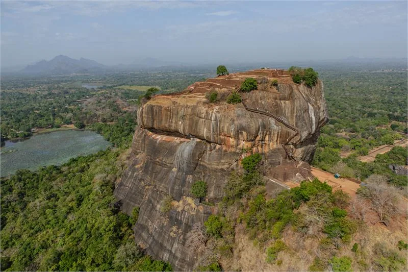 Sigirija, niesamowity kompleks pałacowy zbudowany w V w. na szczycie Lwiej Skały © SRI LANKA TOURISM