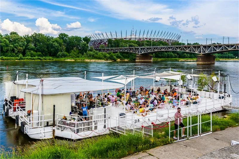 BarKa, pływająca klubokawiarnia zacumowana niedaleko mostu Świętokrzyskiego © M. ST. WARSZAWA