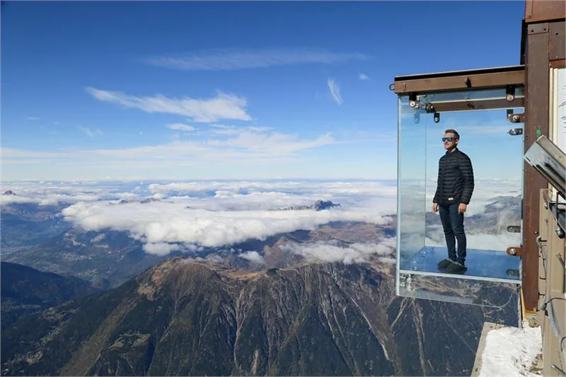 Szklana platforma widokowa na Aiguille du Midi © OT VALLÉE DE CHAMONIX/SALOMÉ ABRIAL