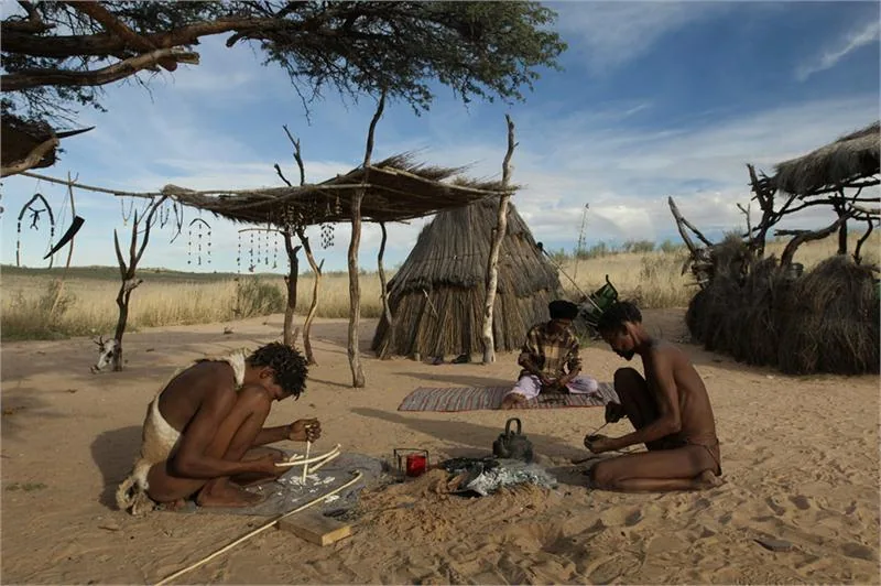 Kotlina Kalahari – wioska Buszmenów, rdzennych mieszkańców Południowej Afryki © SA TOURISM