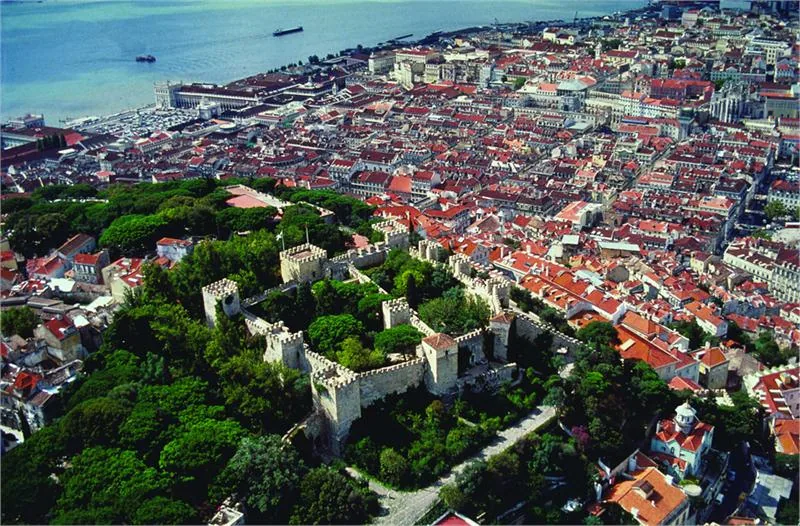 Górujący nad uroczą Lizboną Zamek św. Jerzego © TURISMO DE PORTUGAL/CARLOS GIL