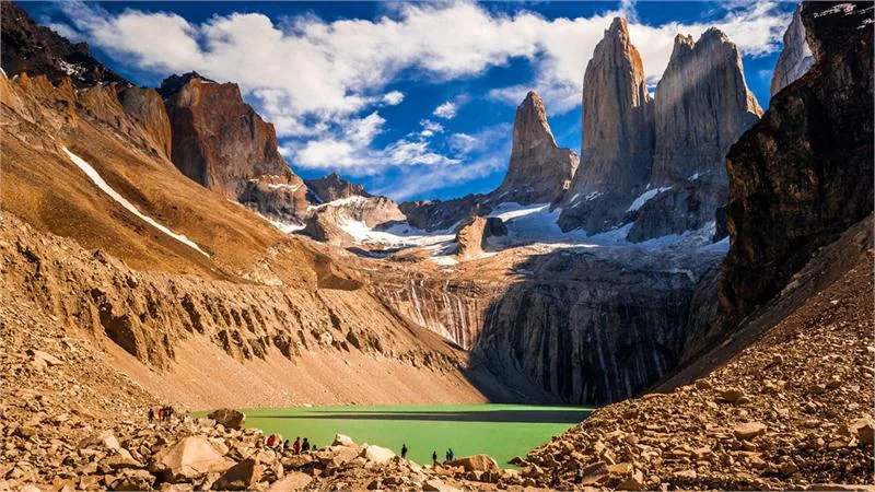Masyw Torres del Paine składa się z trzech wysokich, granitowych iglic (wież) ©BANCO DE IMÁGENES SERNATUR