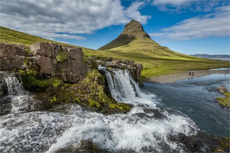 Kirkjufellsfoss, wodospad w sąsiedztwie góry Kirkjufell na półwyspie Snæfellsnes © PROMOTE ICELAND