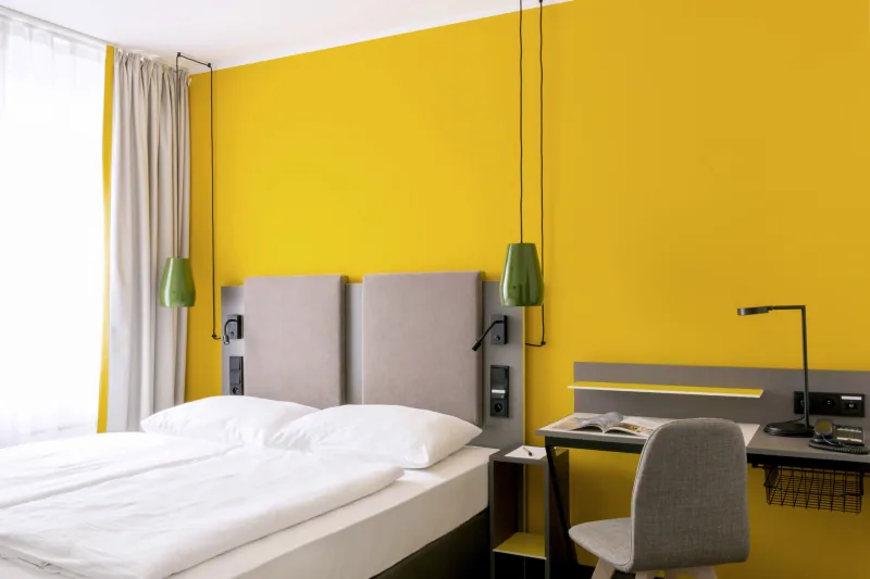 Nowe pokoje Vienna House Easy Cracow przygotowano w trzech zestawach kolorystycznych: pomarańczowym, niebieskim i żółto-zielonym. Wszystkie są wyposażone w modu
