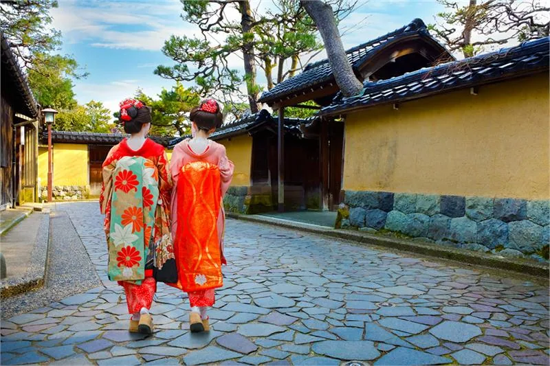 Dwie gejsze w Nagamachi, dawnej dzielnicy samurajów w mieście Kanazawa © WWW.GMTRAVEL.NET