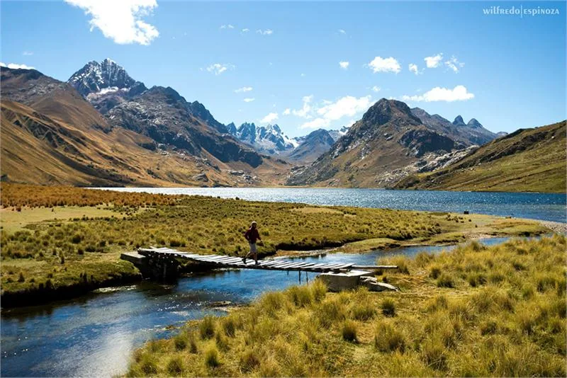 Jezioro Querococha (3980 m n.p.m.) położone wśród szczytów Kordyliery Białej © WILFREDO ESPINOZA