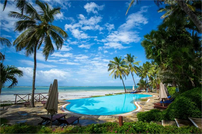 Basen przy piaszczystej plaży nyali na terenie kompleksu Voyager beach Resort w Mombasie © MEAACTPHOTO/STUARTPRICE