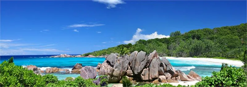 Piękna Anse Cocos nadal bywa zazwyczaj omijana przez turystów, co stanowi jej dodatkowy atut © OFFICEDuTOuRISMEDESSEyCHELLES