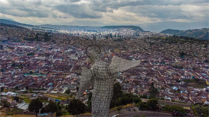 Ze wzgórza El Panecillo turyści mogą podziwiać wspaniałą panoramę ekwadorskiej stolicy © JacekŚledziński