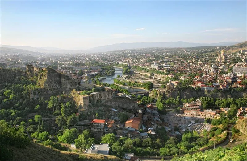 Tbilisi z wijącą się przez nie rzeką Kurą (po gruzińsku Mtkwari) poprzecinaną mostami © GEORGIANNATIONALTOURISMADMINISTRATION