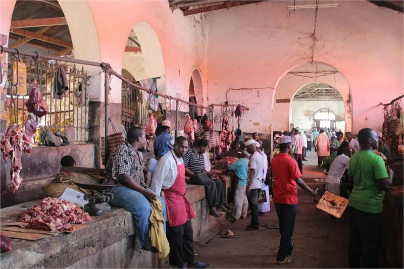 Darajani Market (Darajani Bazaar) z 1904 r. w Stone Town – stoiska sprzedawców mięsa © MARIUSZKOZAK-ZAGOZDA