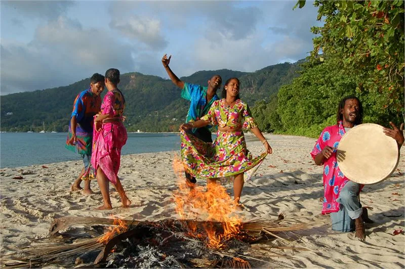 Tradycyjny taniec moutia wykonywany na plaży Beau Vallon przy akompaniamencie bębnów © OFFICEDuTOuRISMEDESSEyCHELLES/GERARDLAROSE