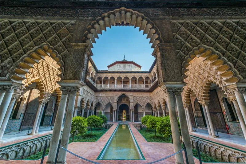 Patio de las doncellas – przepięknie zdobiony dziedziniec będący sercem Alkazaru w Sewilli ©TURISMODESEVILLA