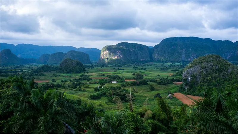 Zapierająca dech w piersiach dolina Viñales © cubatouristboard