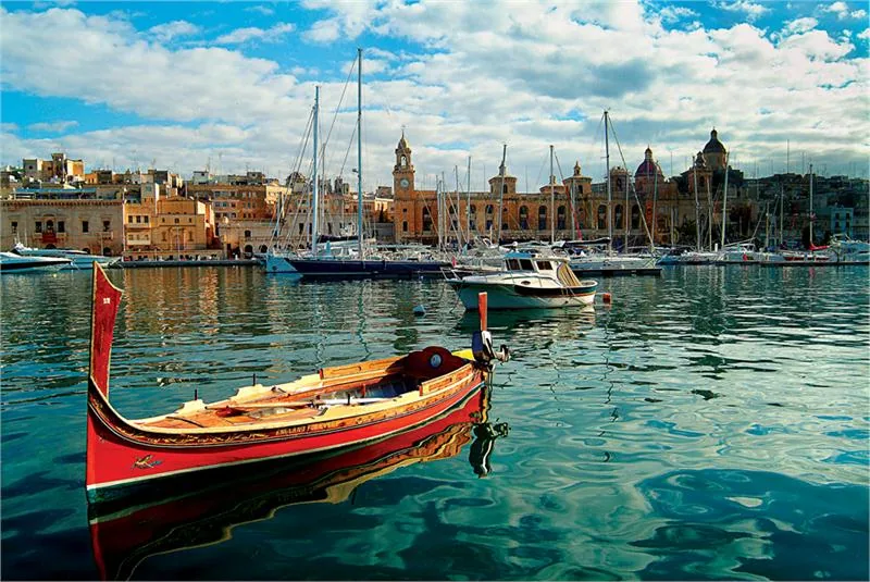Marina w ufortyfikowanym birgu, zaliczanym do tzw. Trzech Miast razem z Cospicuą i Sengleą © VIEWINGMALTA.COM