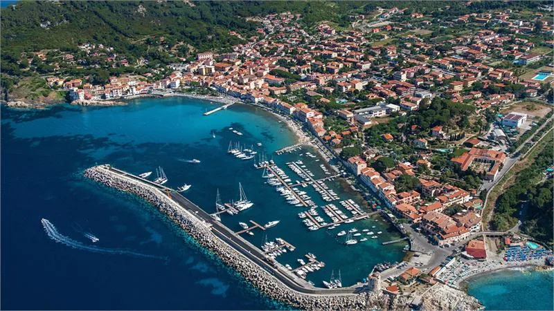 Miasteczko Marciana Marina z niedużą, lecz komfortową mariną (Circolo della Vela Marciana Marina) © R.RIDI