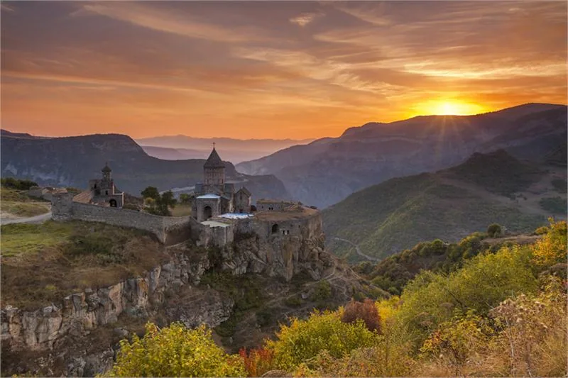 Monastyr Tatew, perła prowincji Sjunik, powstał na krawędzi głębokiego wąwozu rzeki Worotan © StatetouriSmCommitteeoftherepubliCofarmenia