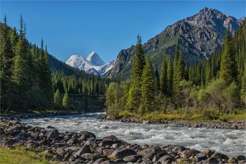 Ośnieżony szczyt chan Tengri (7010 m n.p.m.) na granicy Kazachstanu, Kirgistanu i chin © KAZAKHSTAN.TRAVEL