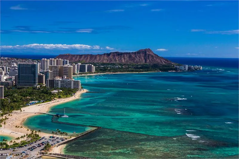 Modna plaża Waikiki i zabudowania Honolulu na tle wygasłego stożka wulkanicznego Diamond Head © HAWAIITOURISmAUTHORITy(HTA)/TORJOHNSON