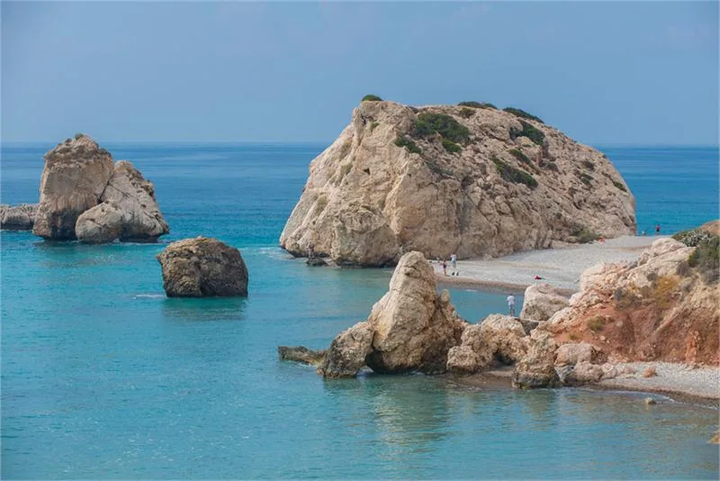 Skały przy południowo-zachodnim wybrzeżu wyspy, gdzie miała wyłonić się z piany bogini Afrodyta © DEPUTYMINISTRYOFTOURISMOFTHEREPUBLICOFCYPRUS/AGISAGISILAOU