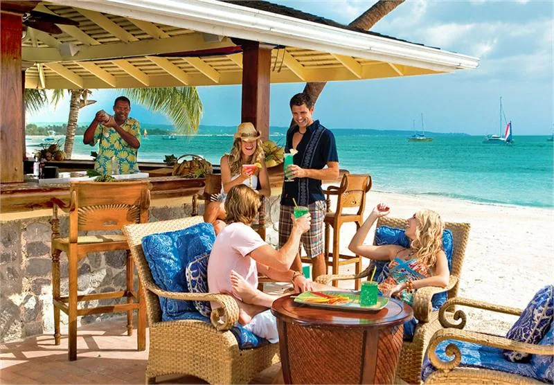 Bar w luksusowym resorcie Sandals negril, w którym można raczyć się koktajlami nad samym morzem © SANDALS®NEGRIL